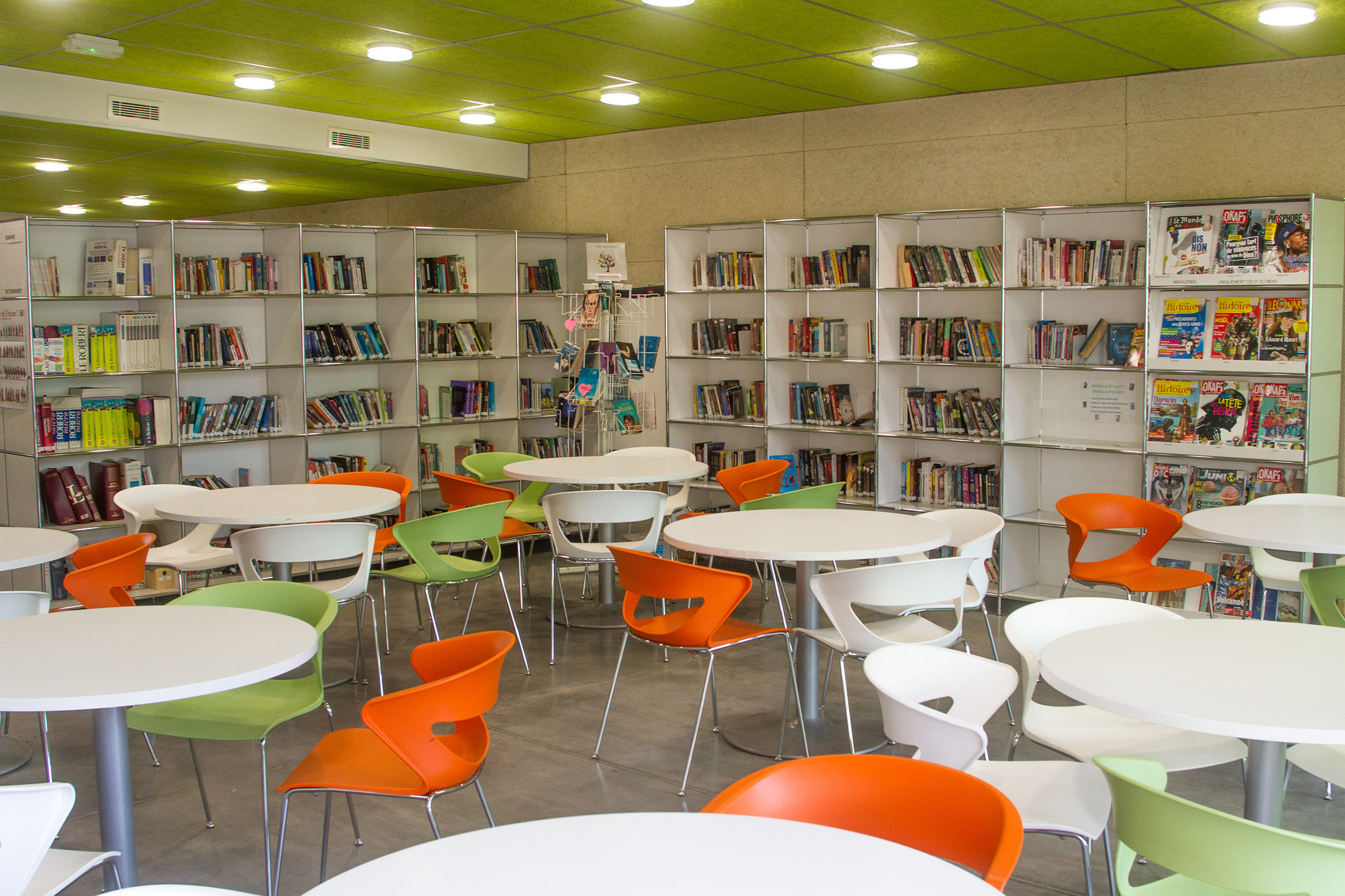 CDI dans un collège à Chambéry, tables, chaises et bibliothèques 