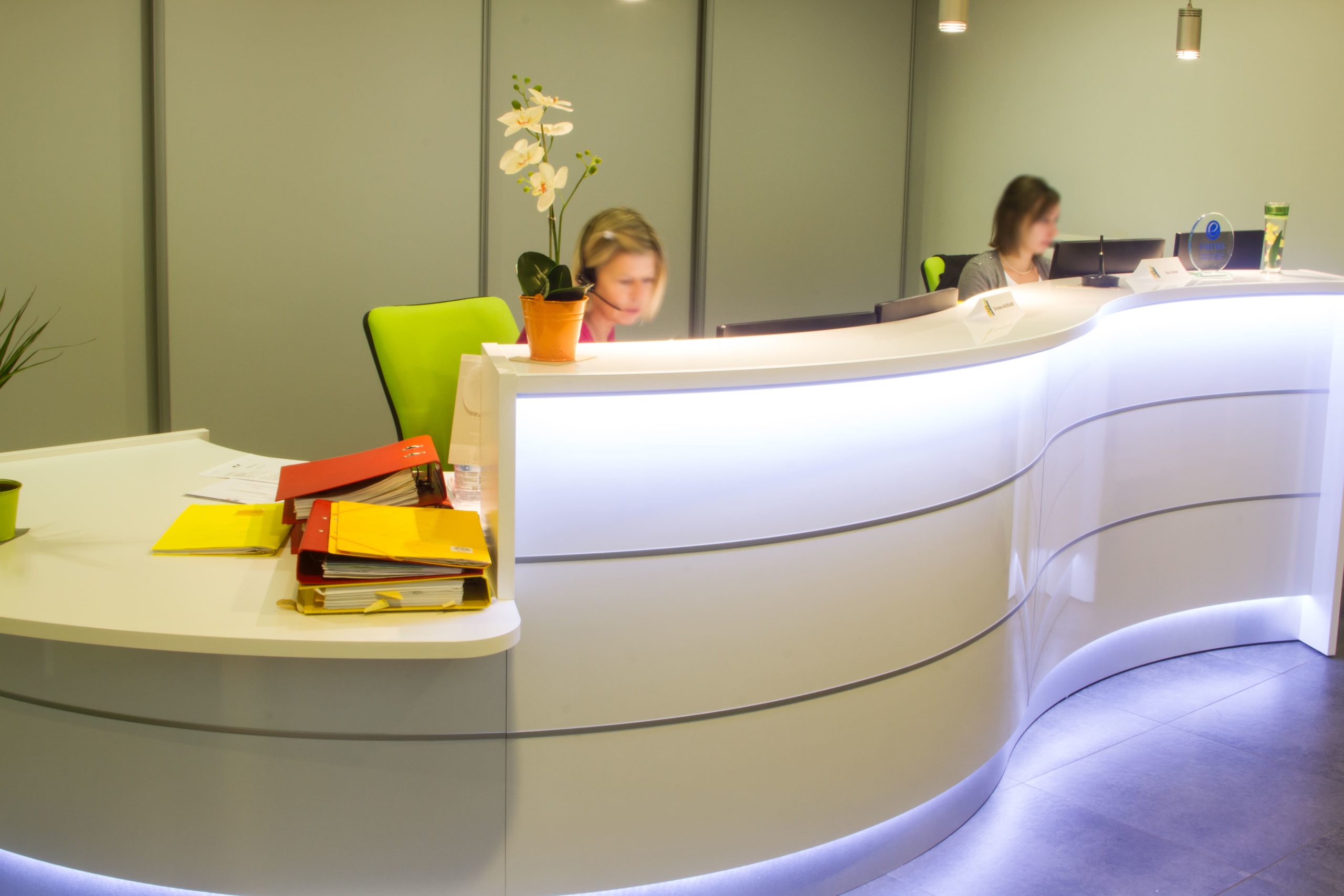 Banque d’accueil courbe avec éclairage LED, pour un cabinet d’expertise comptable, à La Motte-Servolex 