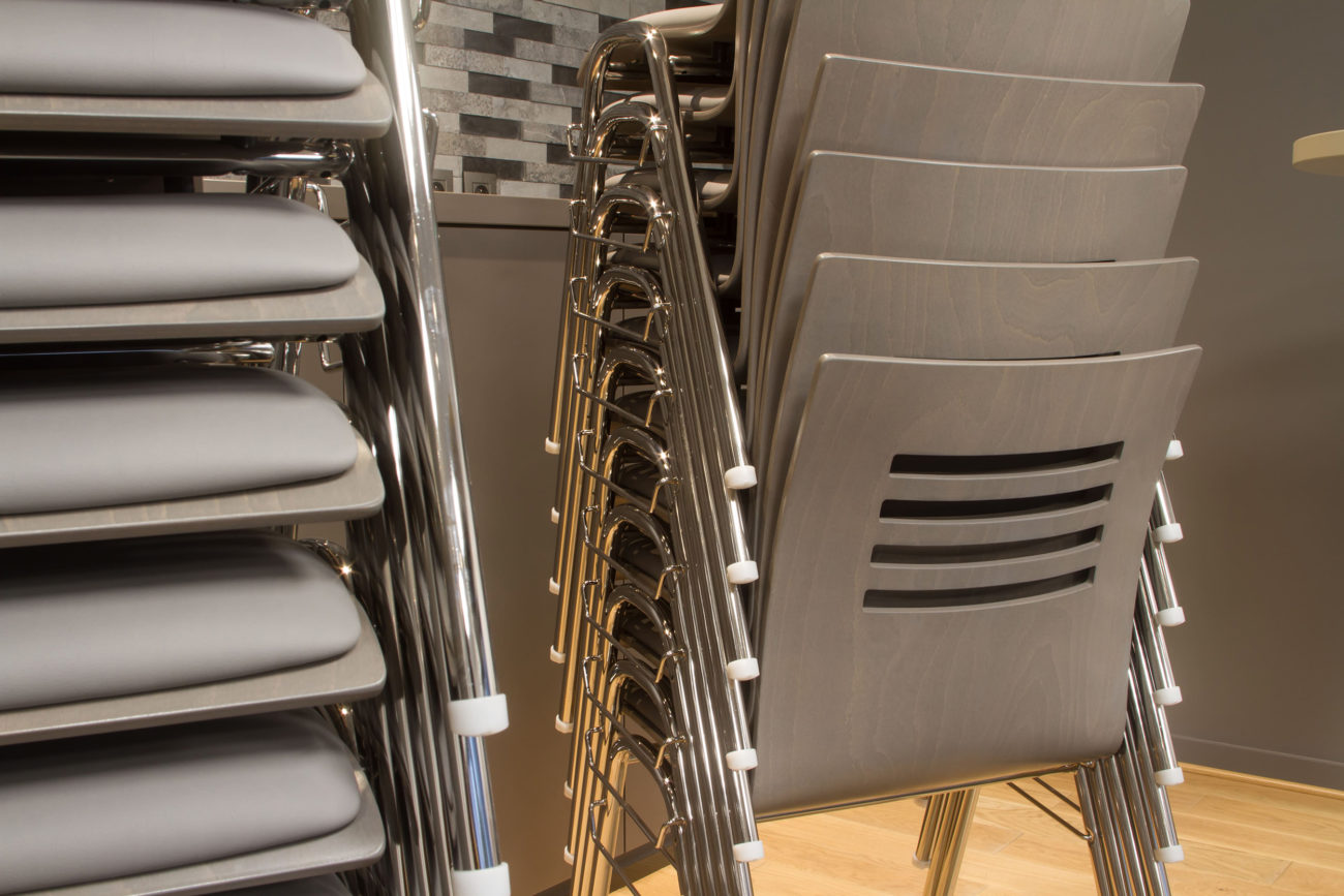Réalisation à Challes-Les-Eaux, en Savoie, d’une salle de réunion modulable avec des chaises 4 pieds empilables, munies d’une assise rembourrée et d’un dossier ajouré