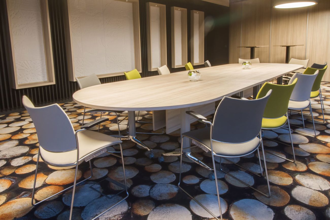 Tables à plateau rabattable dans la salle de réunion d’un hôtel en Haute-Savoie  