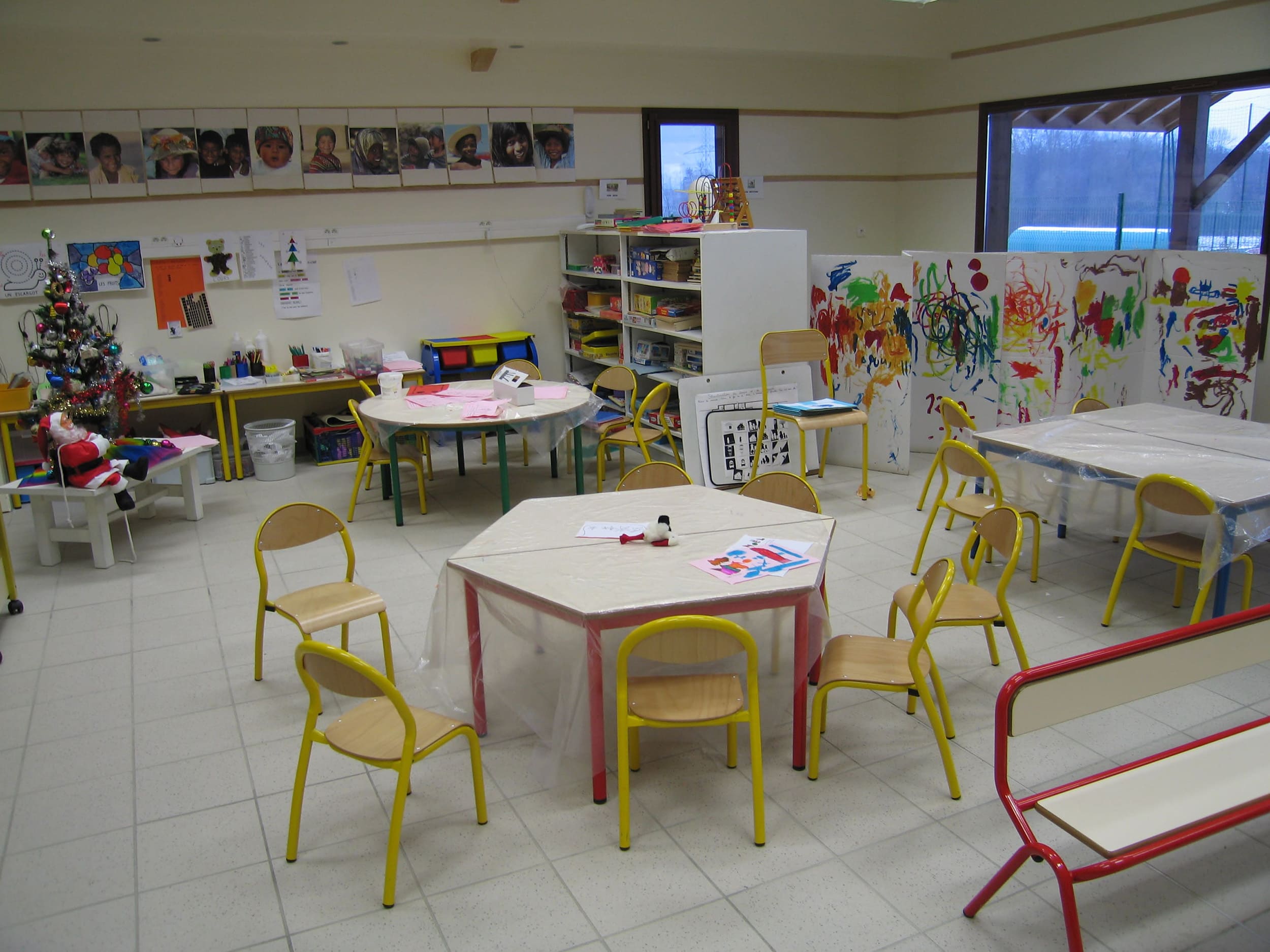 Tables et chaises pour école maternelle à Villard Léger