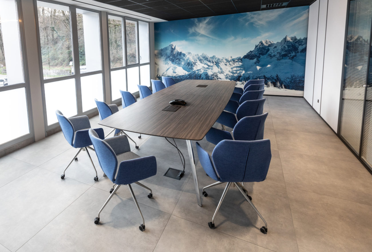 Salle de conférence avec table plateau stratifié et chant aile d’avion en Savoie