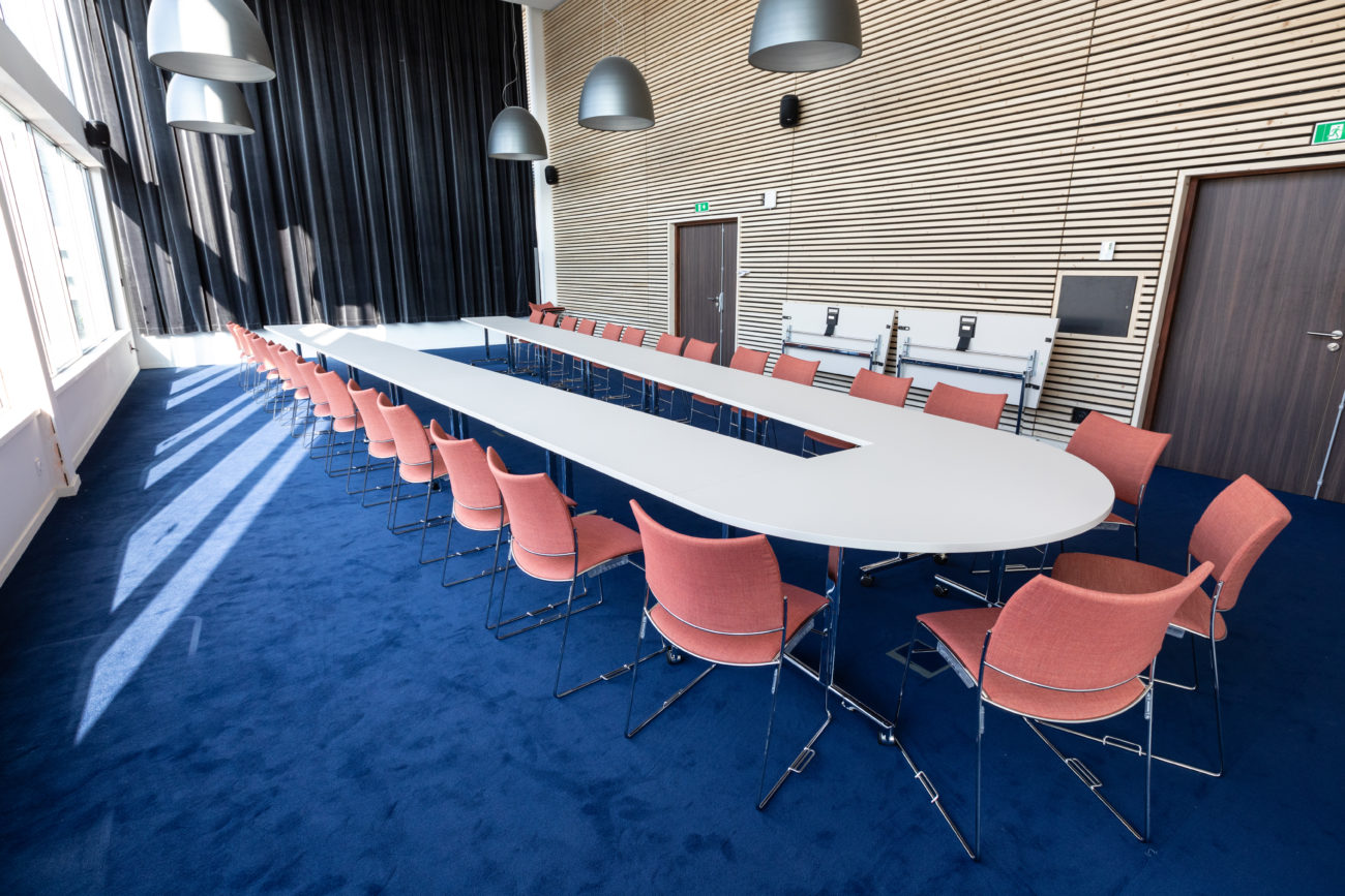 Salle de conférence avec tables à plateau rabattable dans un cabinet d’Experts-Comptables à La Motte-Servolex